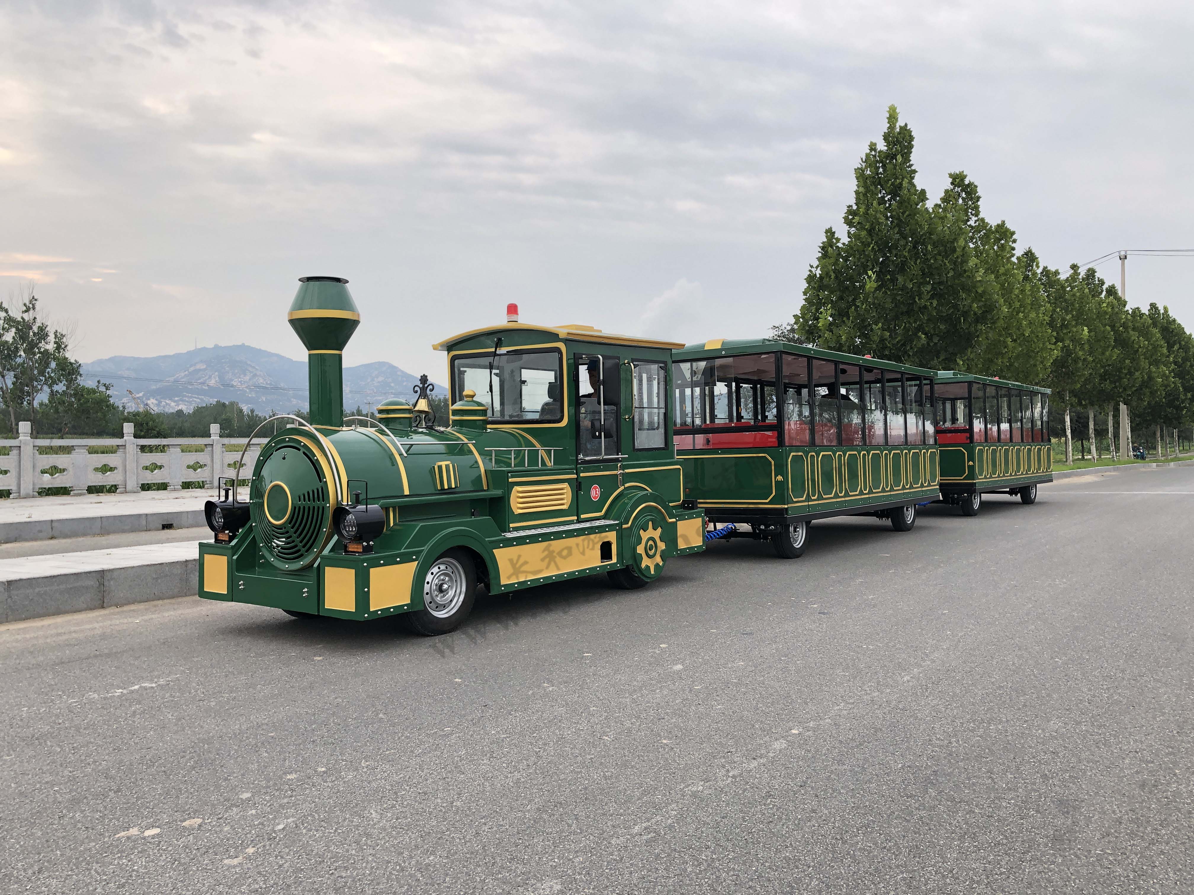上海42座无轨观光小火车（橄榄绿）
